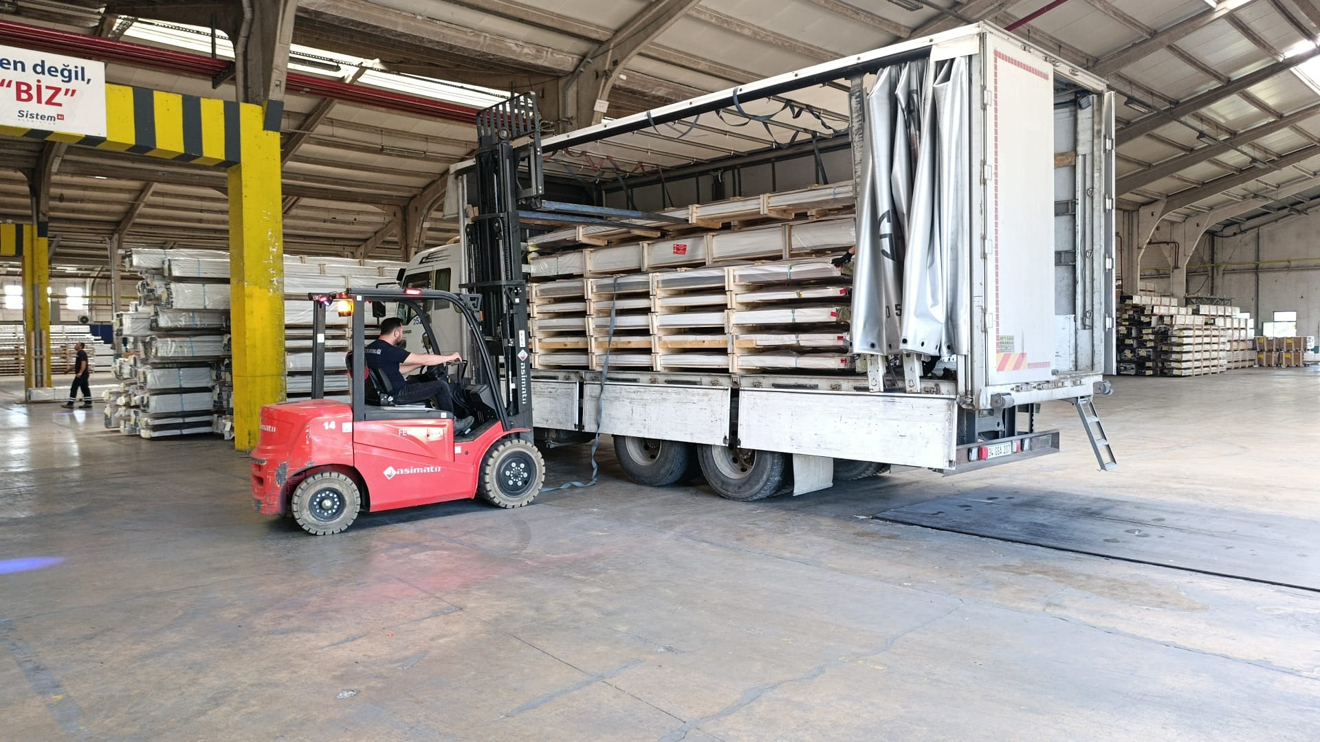 Güven Nakliyat forklift ile yükleme hizmeti